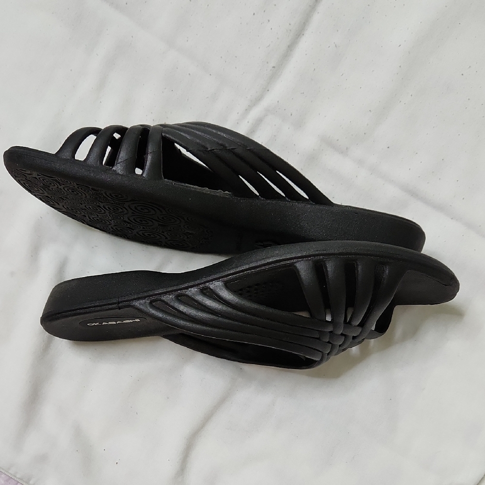 Okabashi Black Woven Slip-On Sandals - Picture 5 of 9